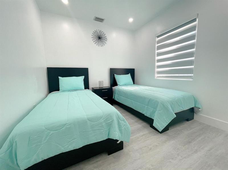 Image 7 of 10 For 355 187th St