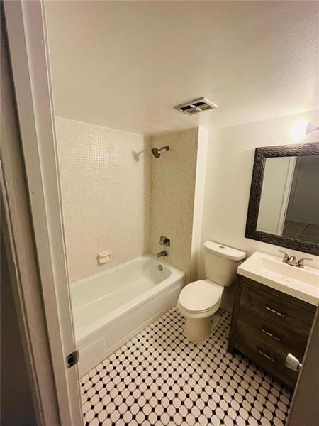 Image 13 of 19 For 118 Royal Park Dr  1f