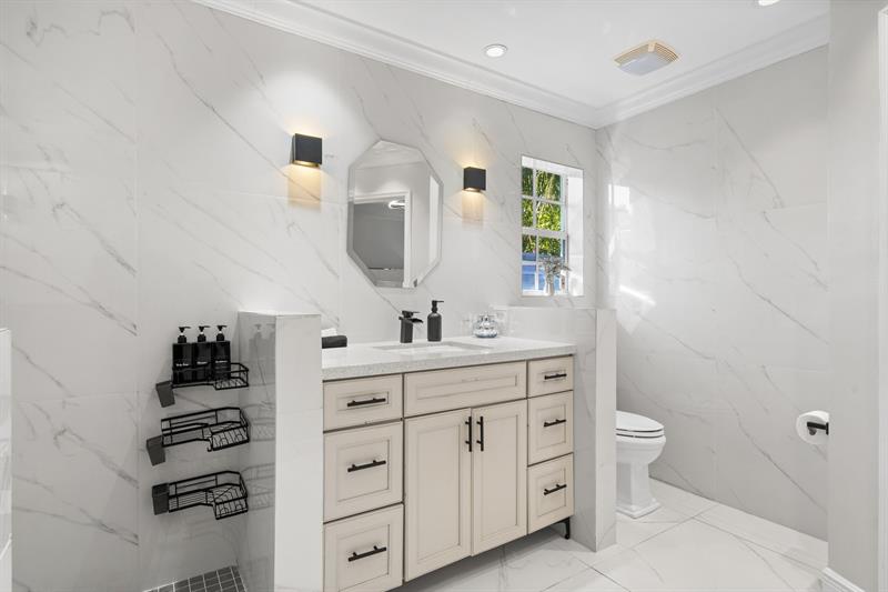 Image 17 of 32 For 5613 Madison St