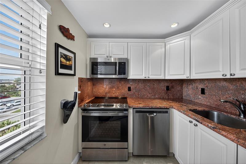 Image 13 of 58 For 710 Ocean Blvd  312