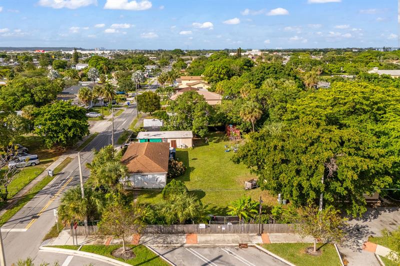 Image 3 of 6 For 823 3rd St  