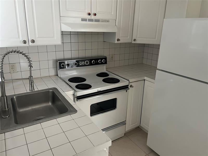 Image 3 of 8 For 301 Ocean Blvd  3