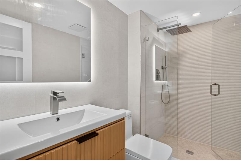 Image 13 of 44 For 525 Ocean Blvd  422