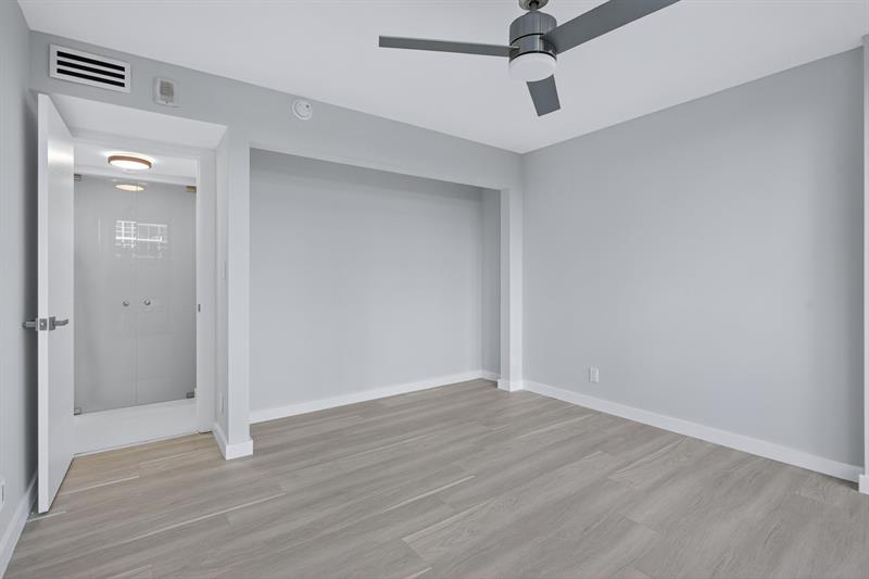 Image 15 of 44 For 525 Ocean Blvd  422