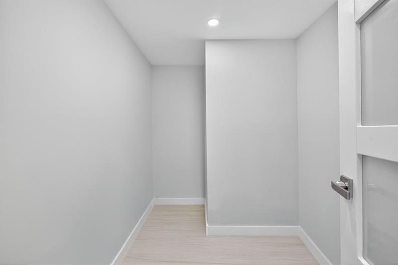 Image 18 of 44 For 525 Ocean Blvd  422