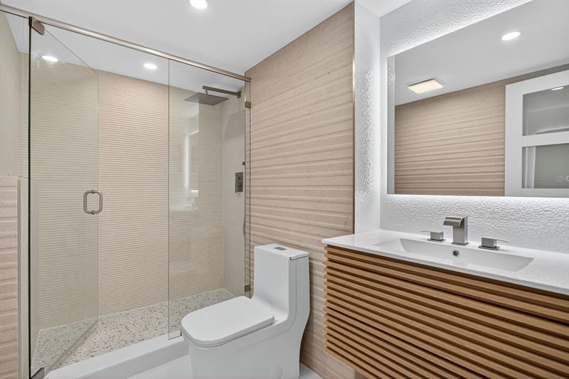 Image 23 of 44 For 525 Ocean Blvd  422