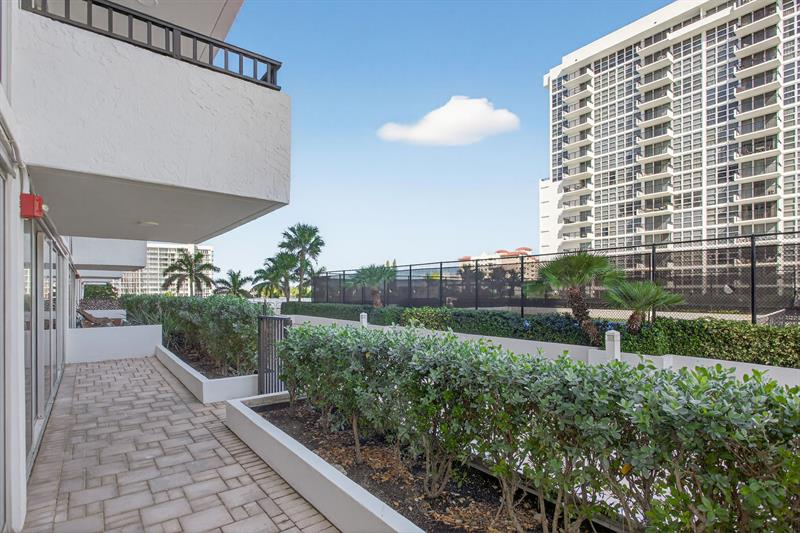 Image 25 of 44 For 525 Ocean Blvd  422