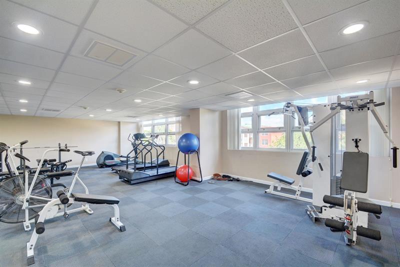 Image 31 of 44 For 525 Ocean Blvd  422