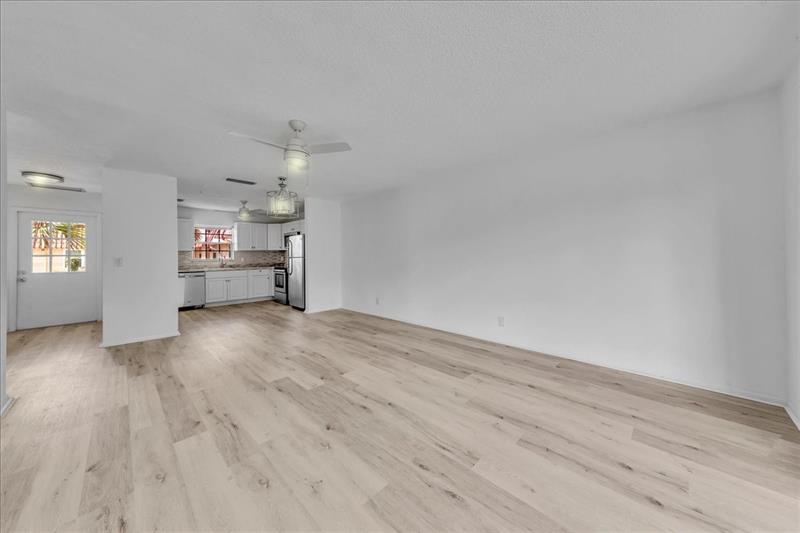 Image 17 of 38 For 123 Amherst Ln  123