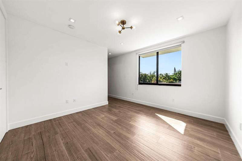 Image 22 of 31 For 619 10th St  N-a