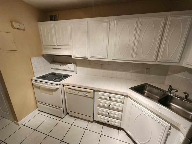 Image 3 of 21 For 3123 Oakland Shores Dr  D104