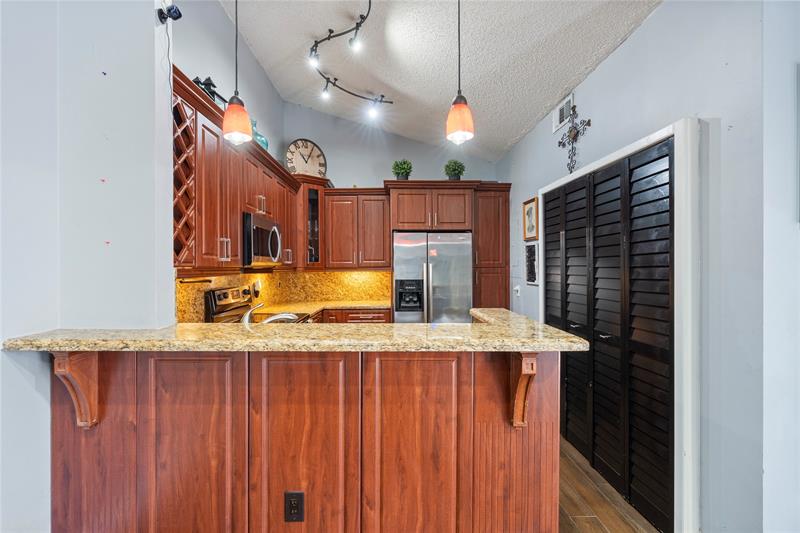 Image 14 of 33 For 151 115th Ave  405