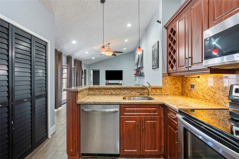 Image 17 of 33 For 151 115th Ave  405