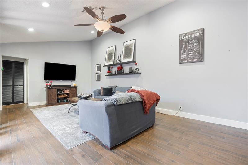 Image 6 of 33 For 151 115th Ave  405