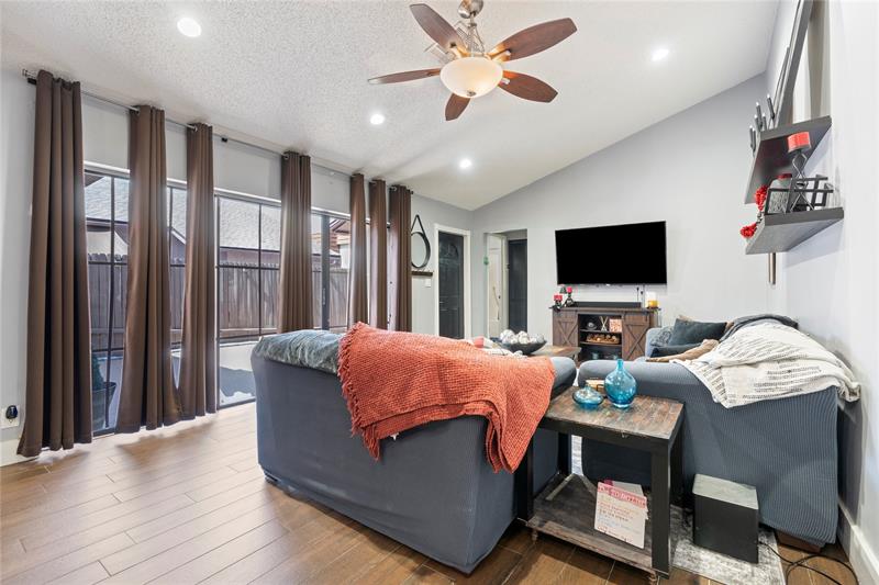 Image 7 of 33 For 151 115th Ave  405