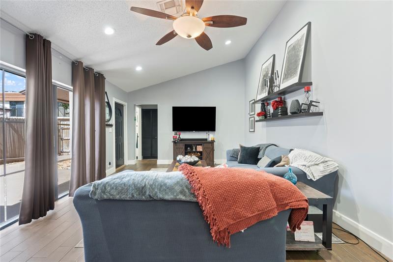 Image 8 of 33 For 151 115th Ave  405