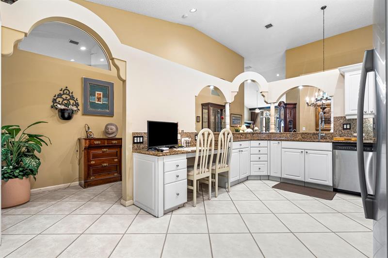 Image 15 of 57 For 476 Palm Aire Dr