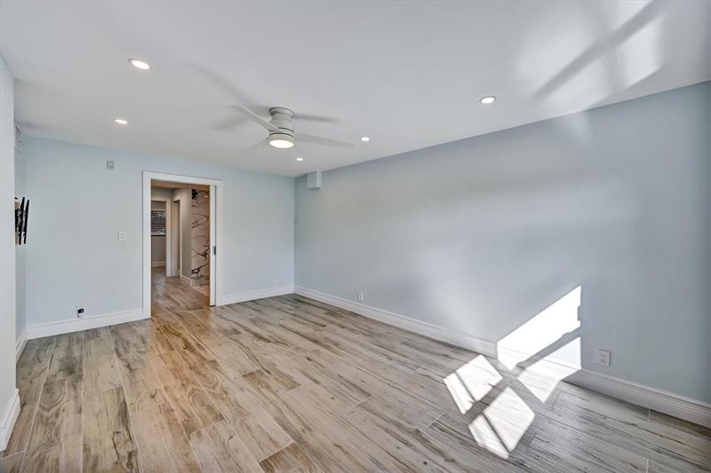 Image 27 of 38 For 1752 3rd Ter  217c