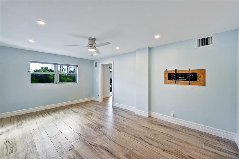 Image 28 of 38 For 1752 3rd Ter  217c