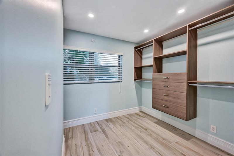 Image 32 of 38 For 1752 3rd Ter  217c