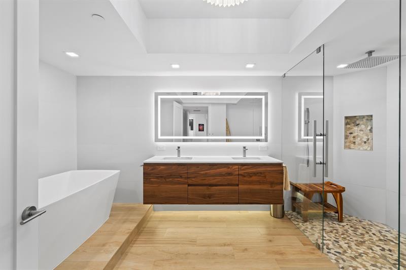 Image 14 of 22 For 411 New River Dr  2805