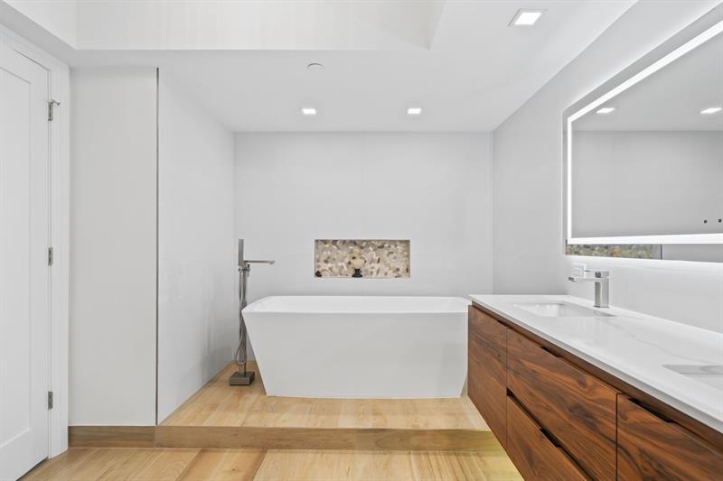 Image 16 of 22 For 411 New River Dr  2805