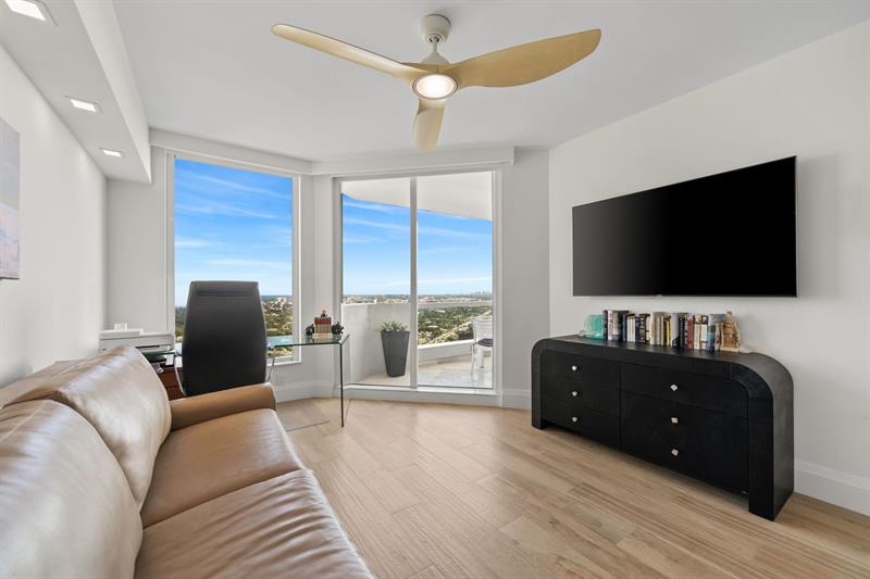 Image 17 of 22 For 411 New River Dr  2805