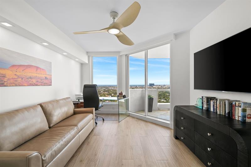 Image 18 of 22 For 411 New River Dr  2805