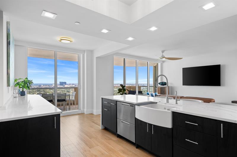 Image 8 of 22 For 411 New River Dr  2805