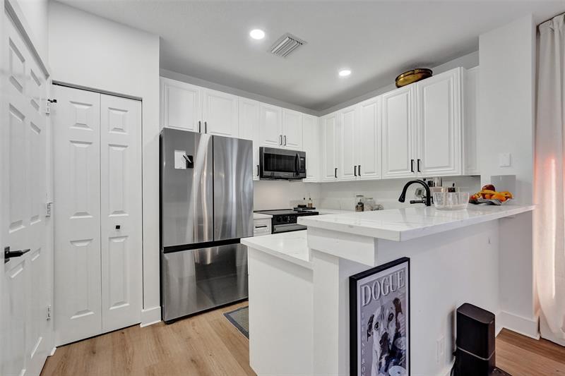 Image 5 of 40 For 424 1st Avenue