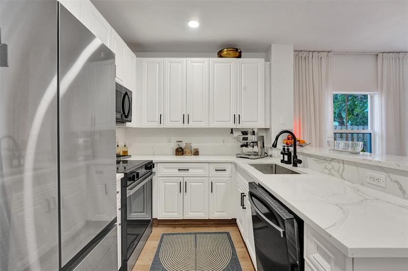 Image 6 of 40 For 424 1st Avenue