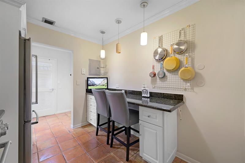 Image 10 of 33 For 2500 Parkview Dr  2516