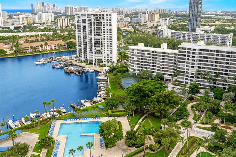 Image 4 of 33 For 2500 Parkview Dr  2516