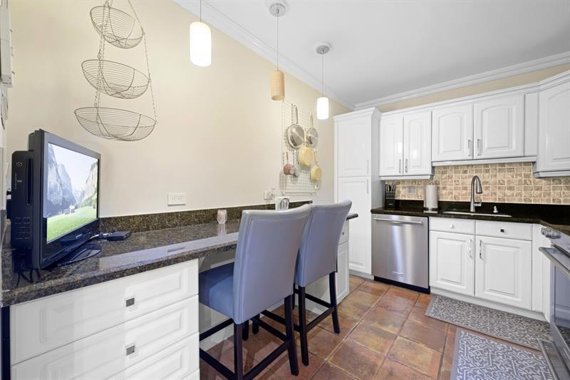 Image 8 of 33 For 2500 Parkview Dr  2516