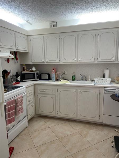 Image 13 of 14 For 2002 Lyndhurst H  2002