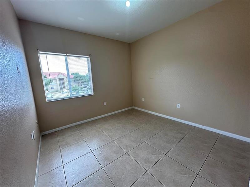 Image 10 of 16 For 1091 Golden Lakes Boulevard  422