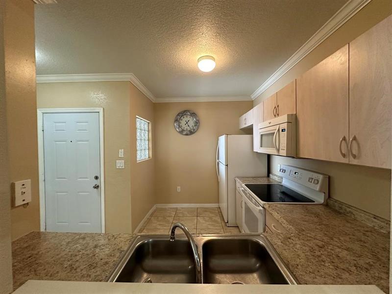 Image 3 of 16 For 1091 Golden Lakes Boulevard  422