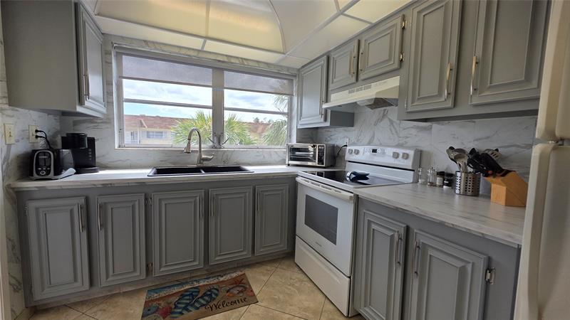 Image 3 of 22 For 4047 16th St  302