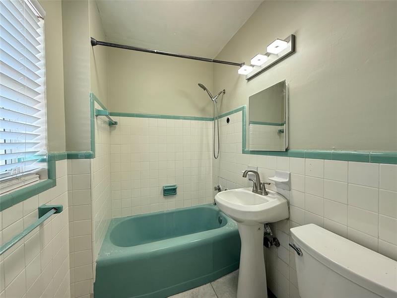 Image 23 of 27 For 530 34th Ct  1