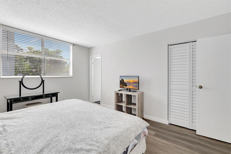 Image 21 of 29 For 2800 Somerset Drive  218j