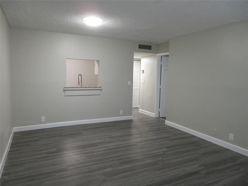 Image 13 of 21 For 4240-4280 Woodside Dr