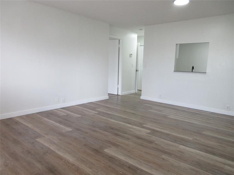 Image 14 of 21 For 4240-4280 Woodside Dr