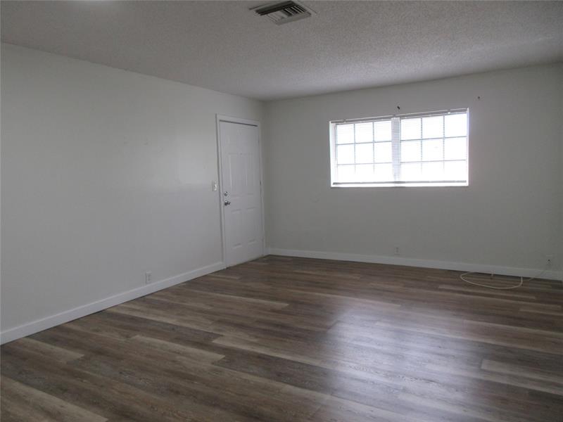 Image 15 of 21 For 4240-4280 Woodside Dr