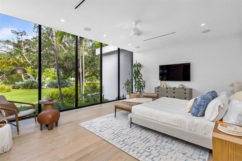 Image 24 of 63 For 516 Mola Ave