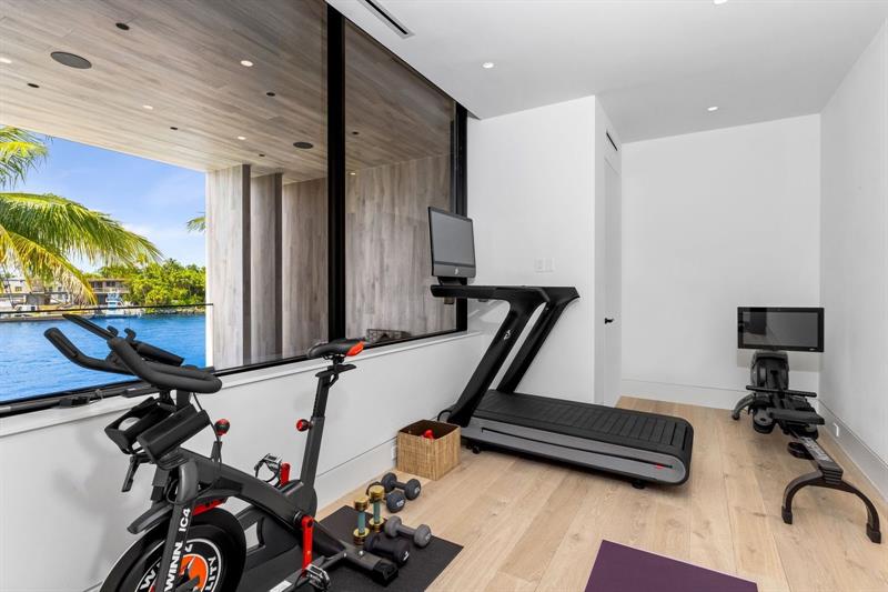 Image 34 of 63 For 516 Mola Ave