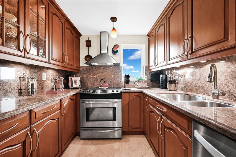 Image 19 of 49 For 3301 Ocean Blvd