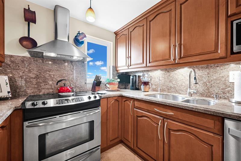 Image 21 of 49 For 3301 Ocean Blvd