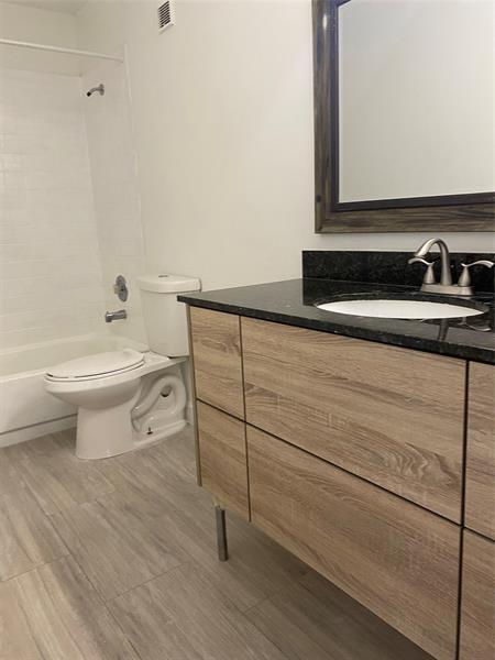 Image 15 of 18 For 228 Lakeside Cir  228