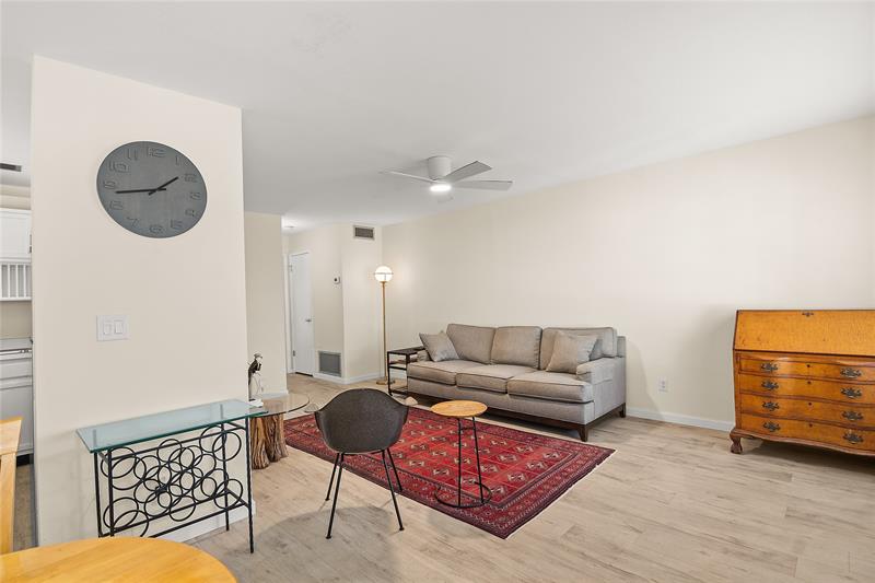 Image 4 of 34 For 85 Crooked Tree Ln  203