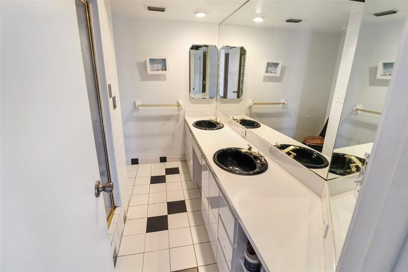 Image 21 of 57 For 2625 Gulfstream Ln